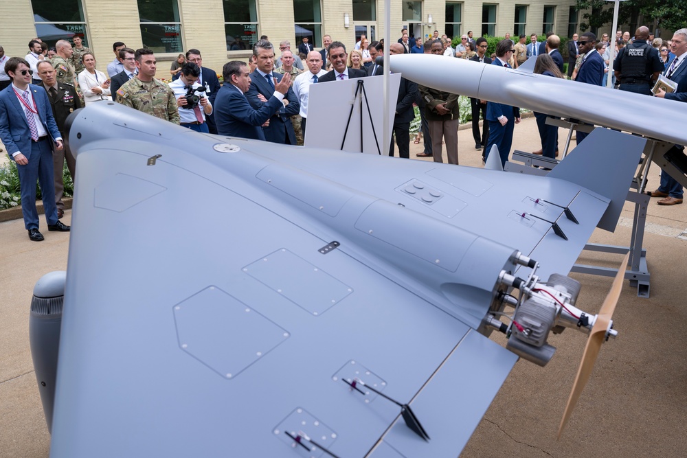 SD, USD(R&amp;E) Tour Multi-Domain Autonomous Displays at Pentagon