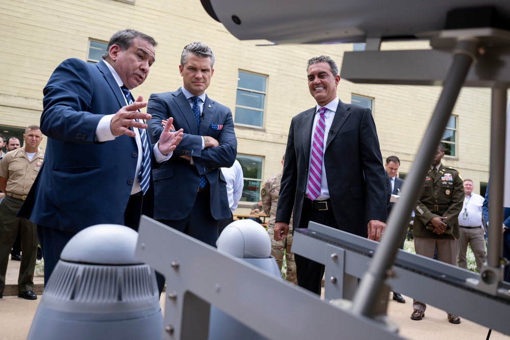 SD, USD(R&amp;E) Tour Multi-Domain Autonomous Displays at Pentagon