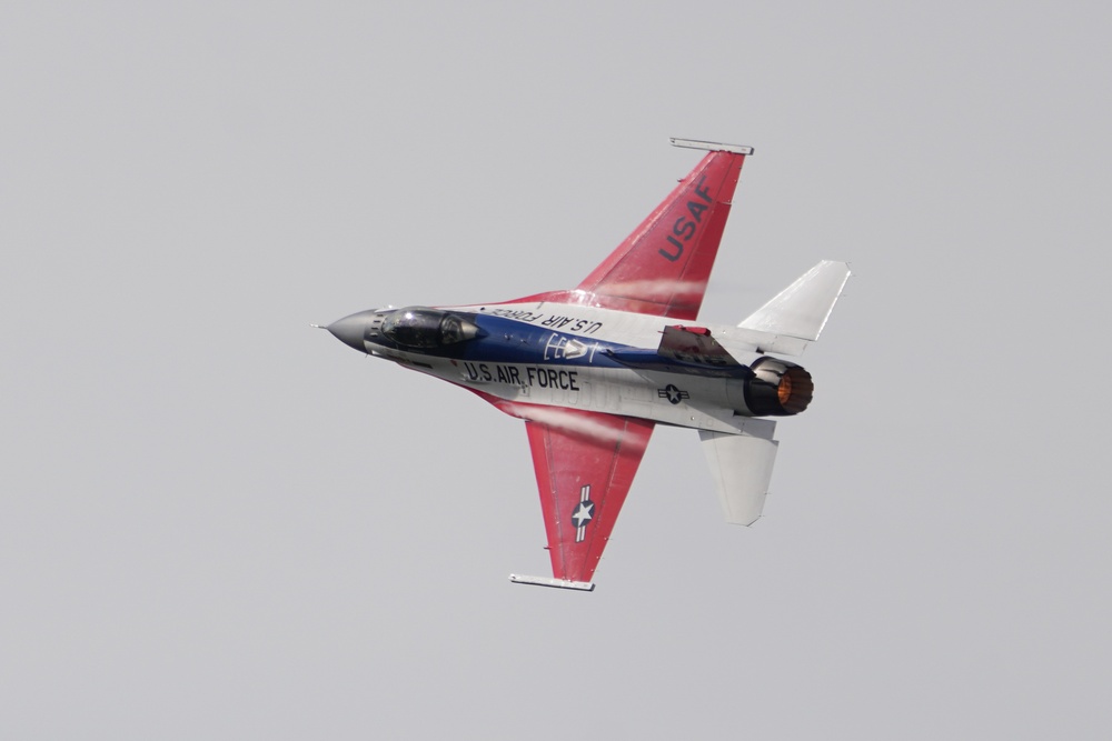 F-16 Viper Demonstration Team performs at F-AIR Colombia 2025