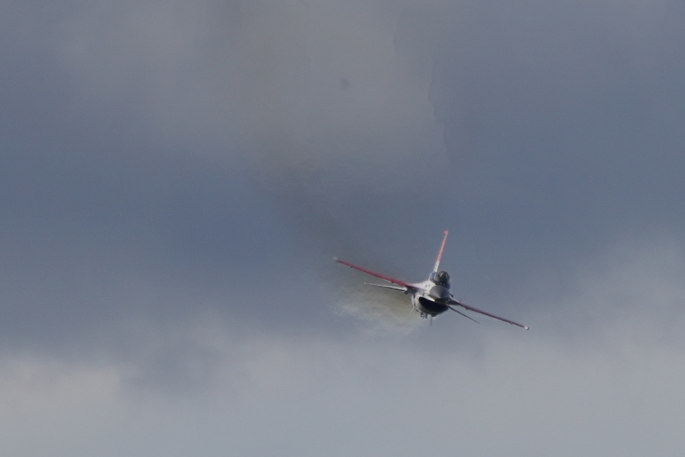 F-16 Viper Demonstration Team performs at F-AIR Colombia 2025