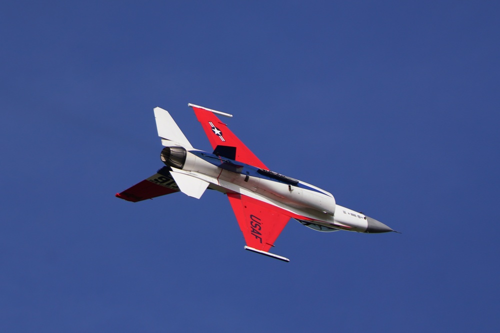 F-16 Viper Demonstration Team performs at F-AIR Colombia 2025
