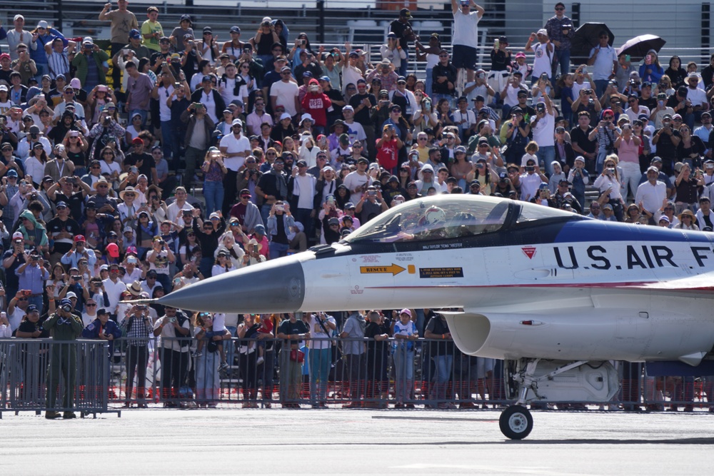 F-16 Viper Demonstration Team performs at F-AIR Colombia 2025