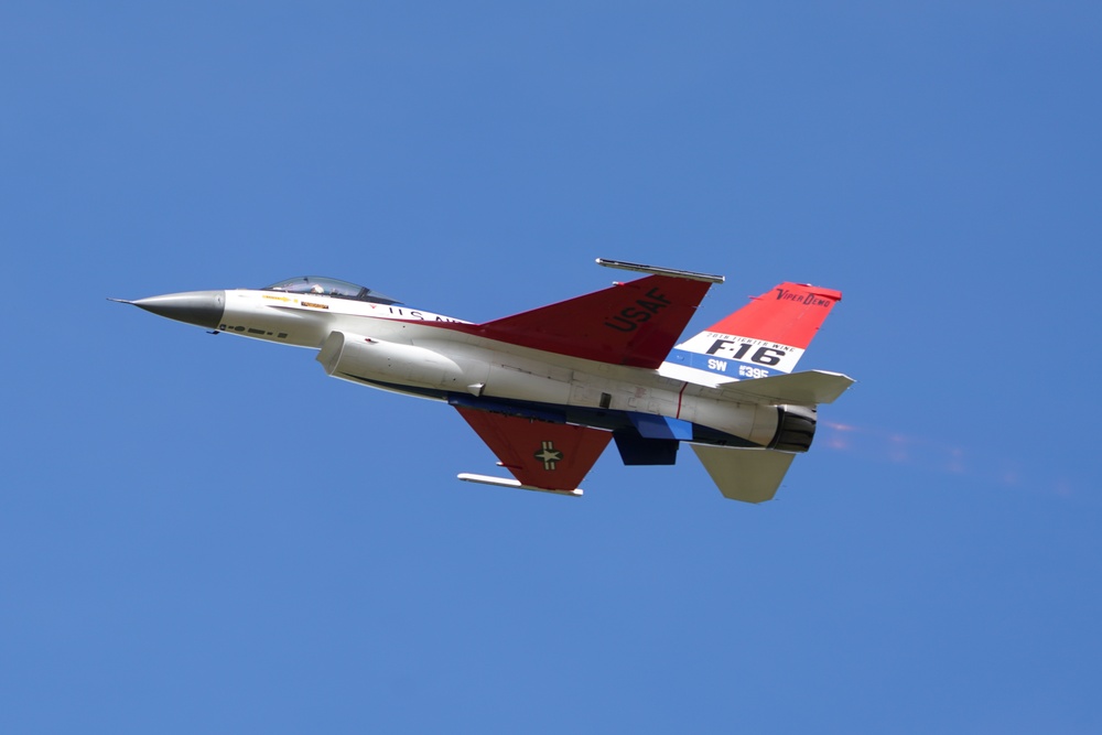 F-16 Viper Demonstration Team performs at F-AIR Colombia 2025