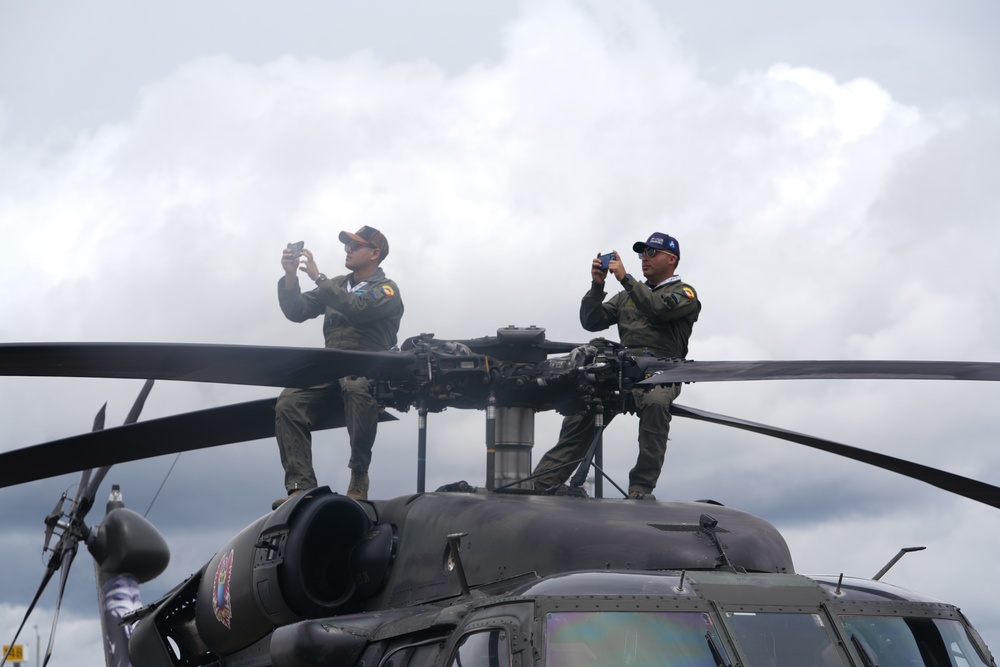 F-16 Viper Demonstration Team performs at F-AIR Colombia 2025