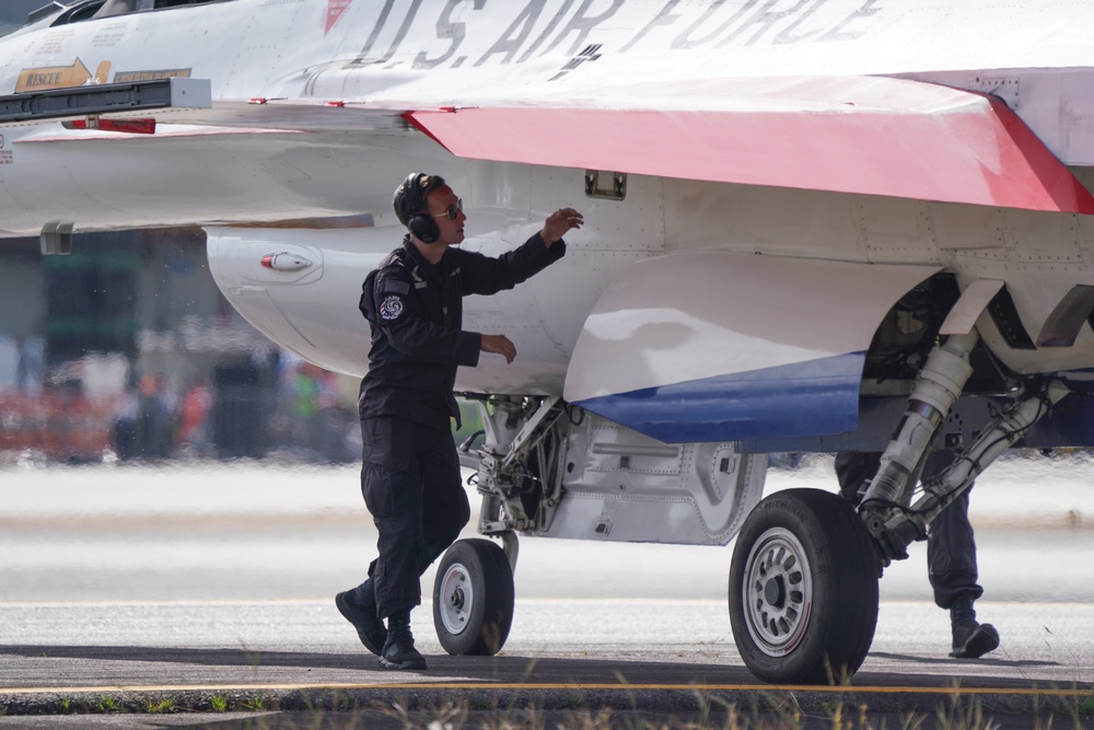 F-16 Viper Demonstration Team performs at F-AIR Colombia 2025