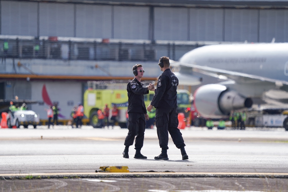 F-16 Viper Demonstration Team performs at F-AIR Colombia 2025