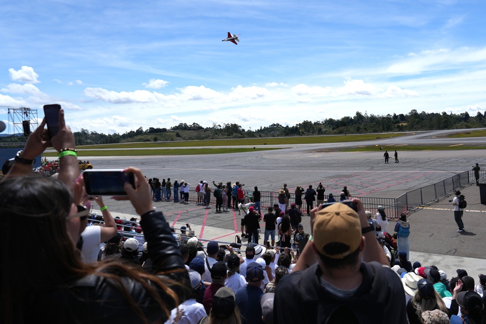 F-16 Viper Demonstration Team meets spectators at F-AIR Colombia 2025