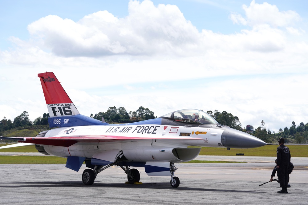 F-16 Viper Demonstration Team meets spectators at F-AIR Colombia 2025