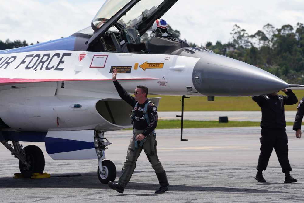 F-16 Viper Demonstration Team meets spectators at F-AIR Colombia 2025