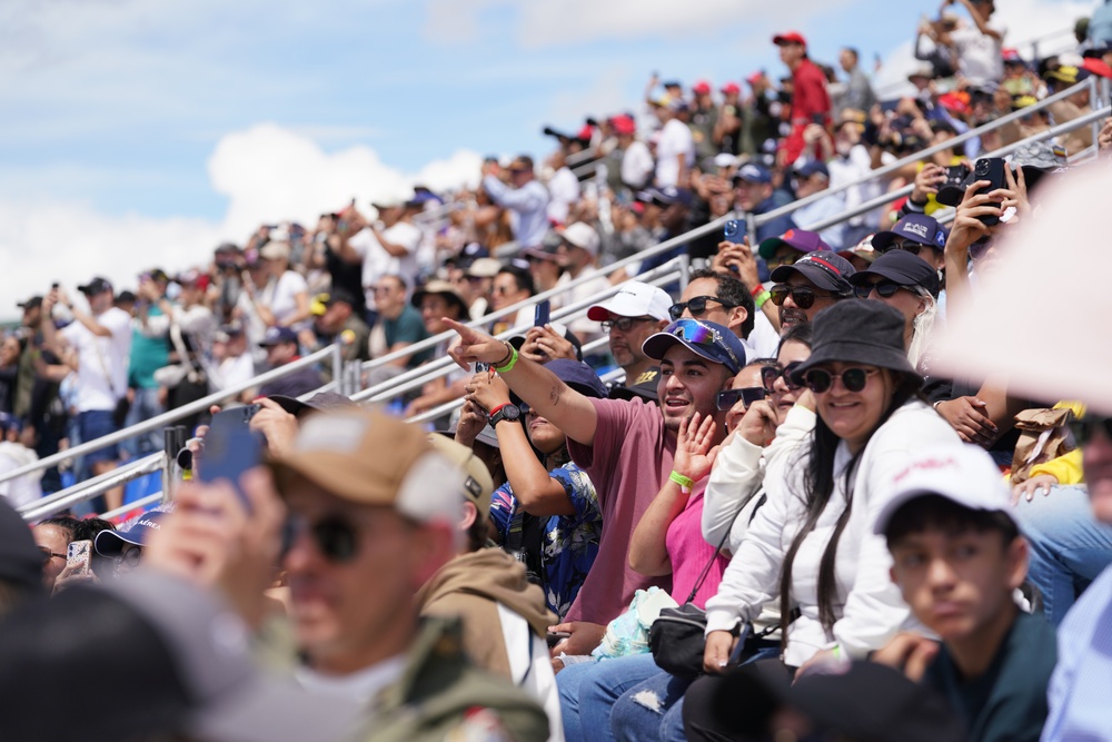 F-16 Viper Demonstration Team meets spectators at F-AIR Colombia 2025