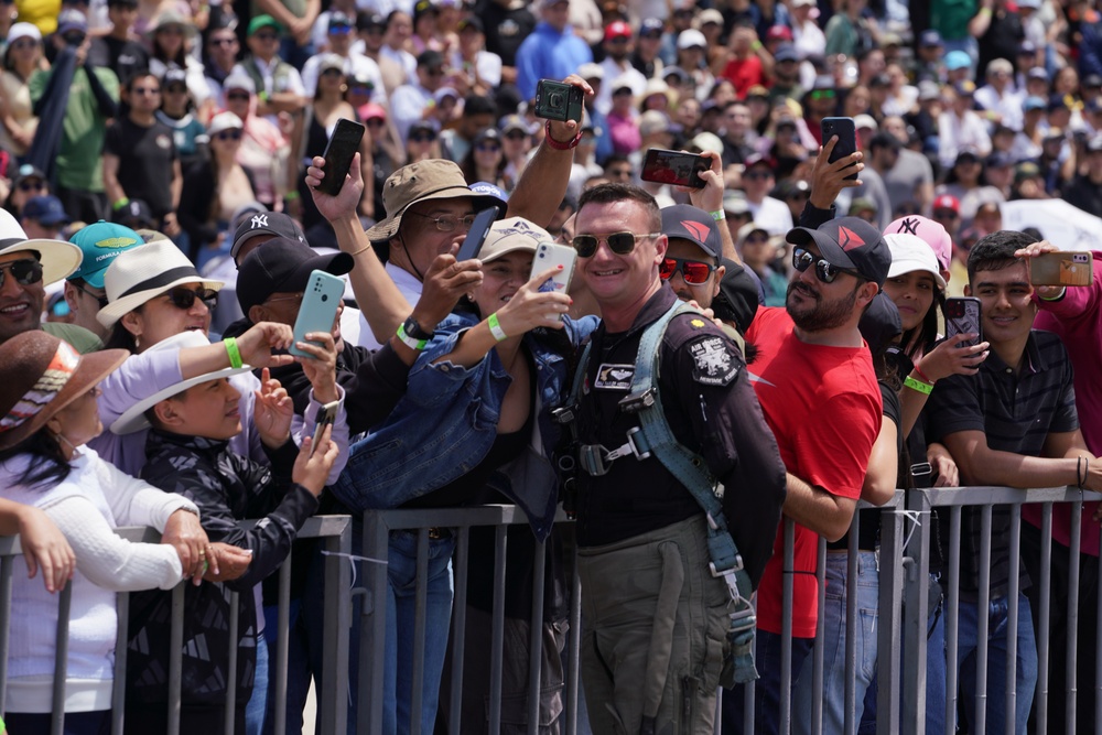F-16 Viper Demonstration Team meets spectators at F-AIR Colombia 2025