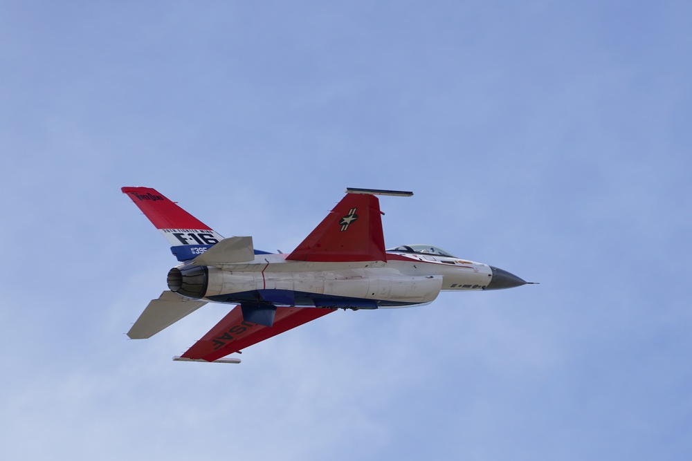 F-16 Viper Demonstration Team meets spectators at F-AIR Colombia 2025