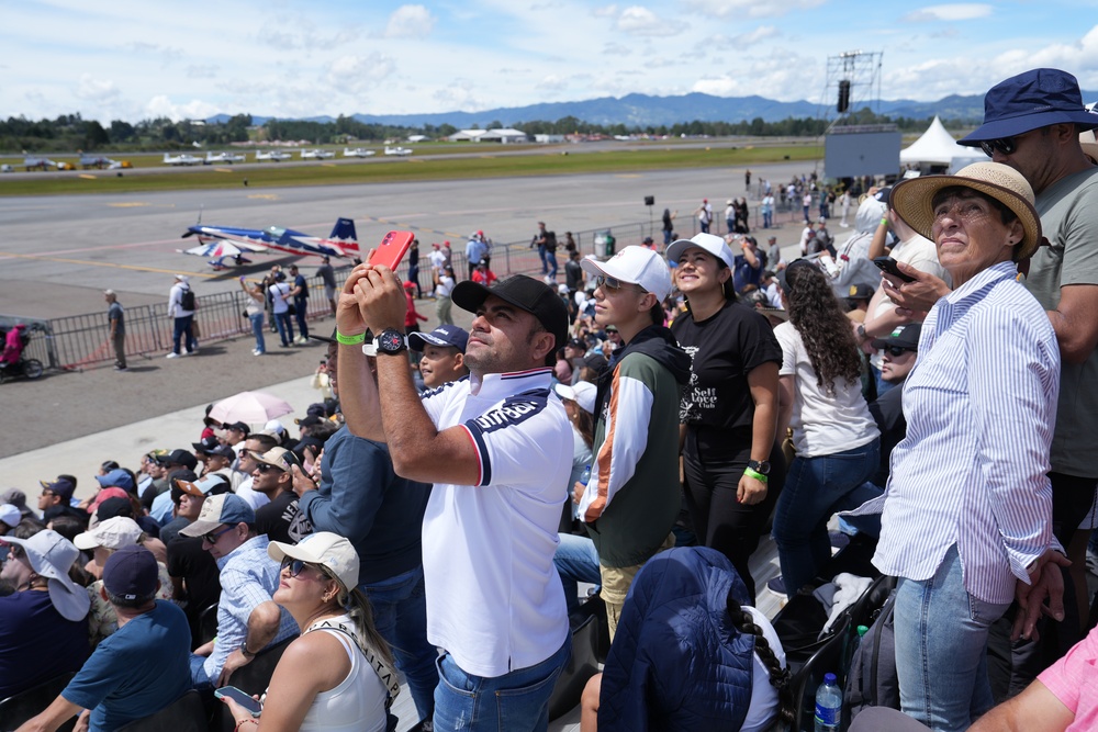 F-16 Viper Demonstration Team meets spectators at F-AIR Colombia 2025