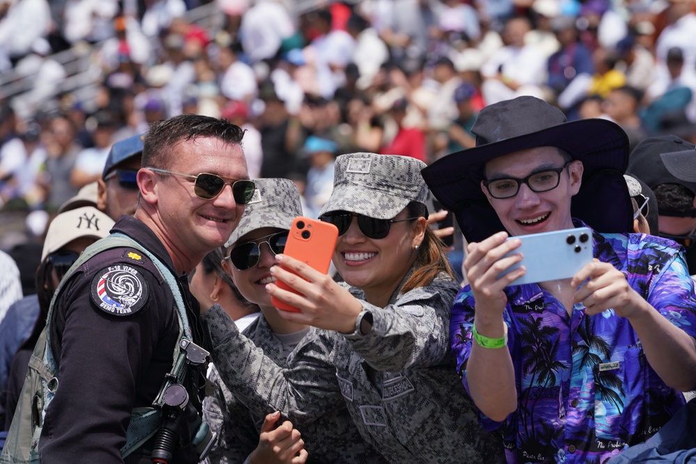 F-16 Viper Demonstration Team meets spectators at F-AIR Colombia 2025