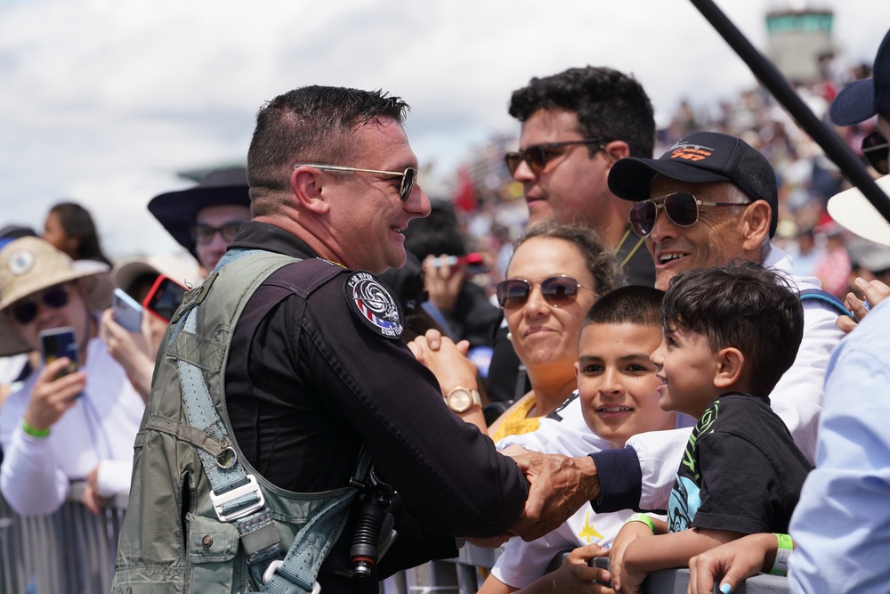 F-16 Viper Demonstration Team meets spectators at F-AIR Colombia 2025