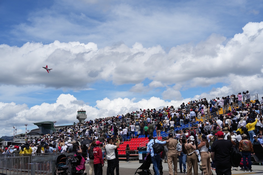 F-16 Viper Demonstration Team meets spectators at F-AIR Colombia 2025
