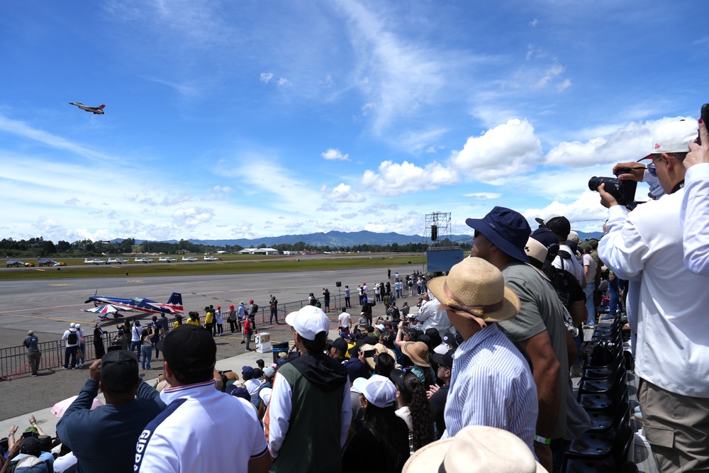 F-16 Viper Demonstration Team meets spectators at F-AIR Colombia 2025