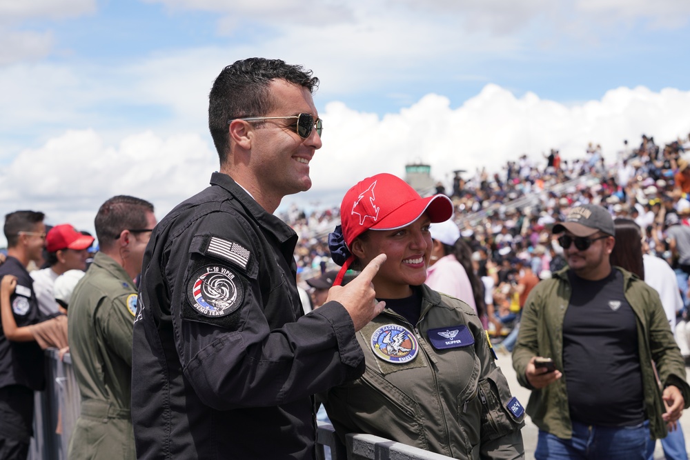 F-16 Viper Demonstration Team meets spectators at F-AIR Colombia 2025