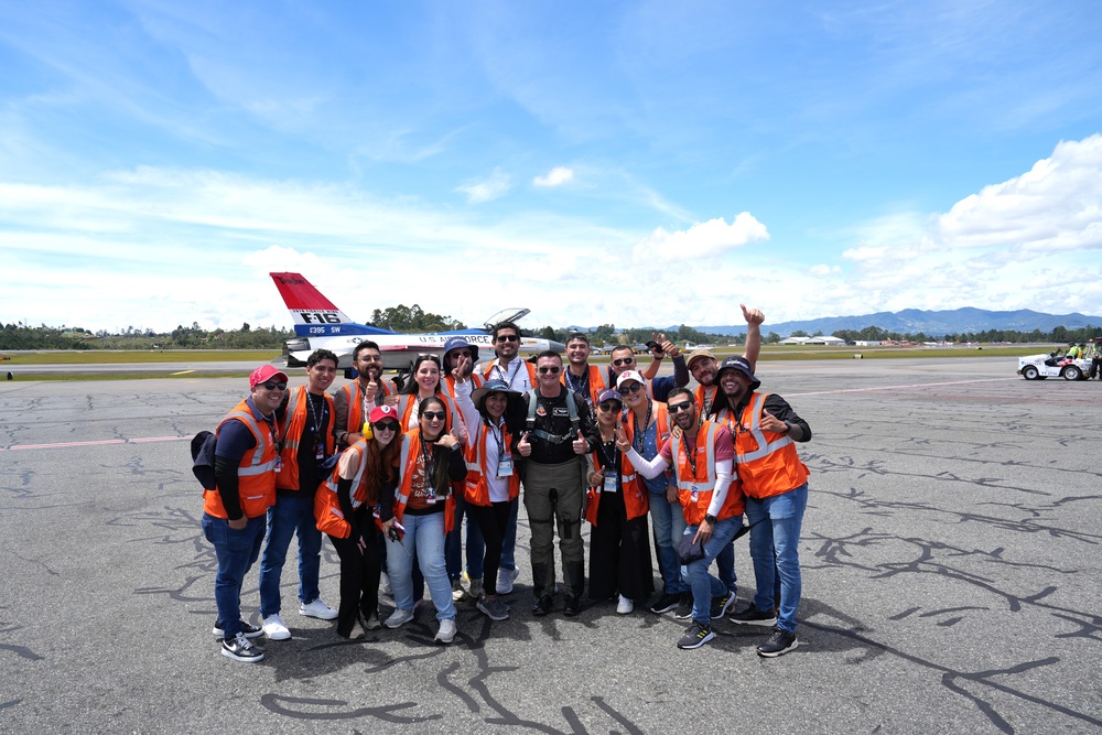 F-16 Viper Demonstration Team meets spectators at F-AIR Colombia 2025
