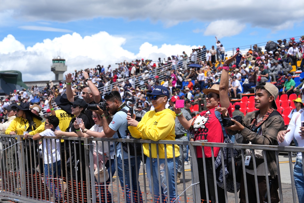 Wings of Blue and Águila de Gules combine to wow crowd