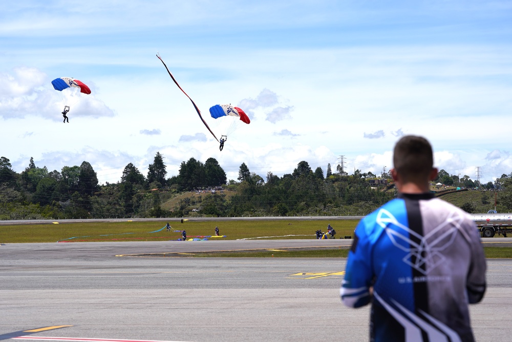 Wings of Blue and Águila de Gules combine to wow crowd