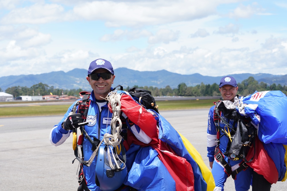 Wings of Blue and Águila de Gules combine to wow crowd
