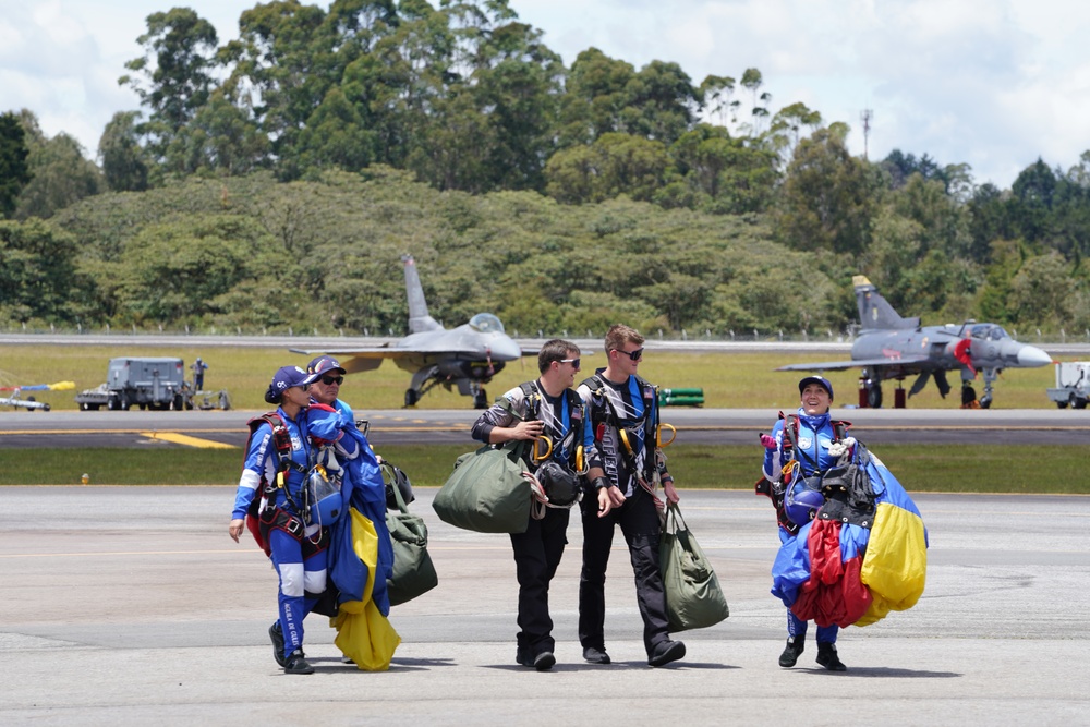 Wings of Blue and Águila de Gules combine to wow crowd