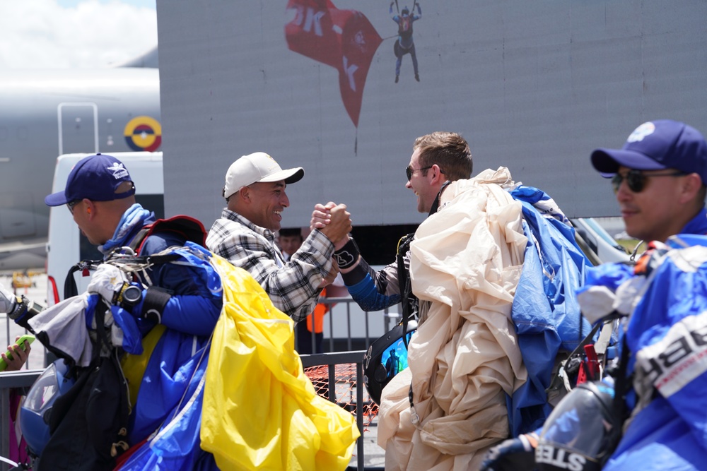 Wings of Blue and Águila de Gules combine to wow crowd