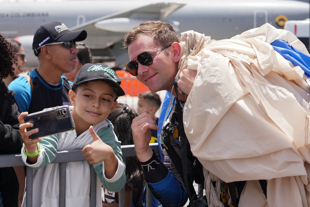 Wings of Blue and Águila de Gules combine to wow crowd
