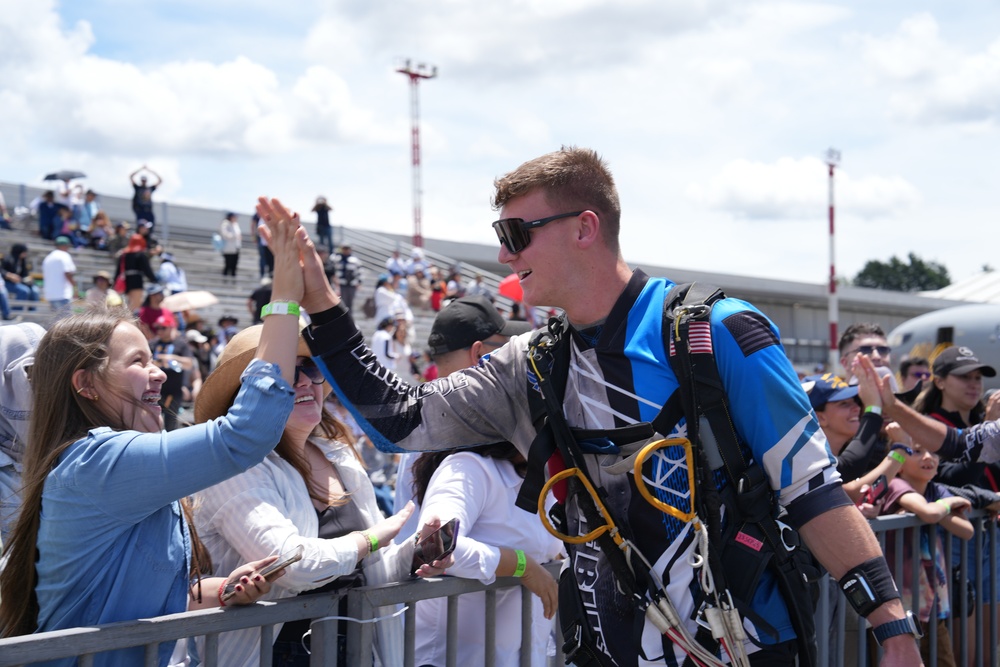 Wings of Blue and Águila de Gules combine to wow crowd
