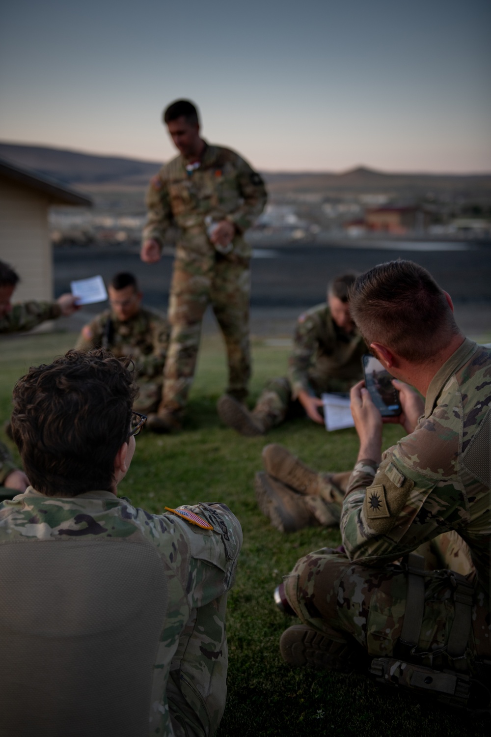 Washington National Guard Ch-47s certify on nighttime gunnery