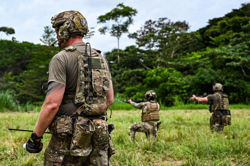 7th Special Forces Group trains with Panamanian security personnel