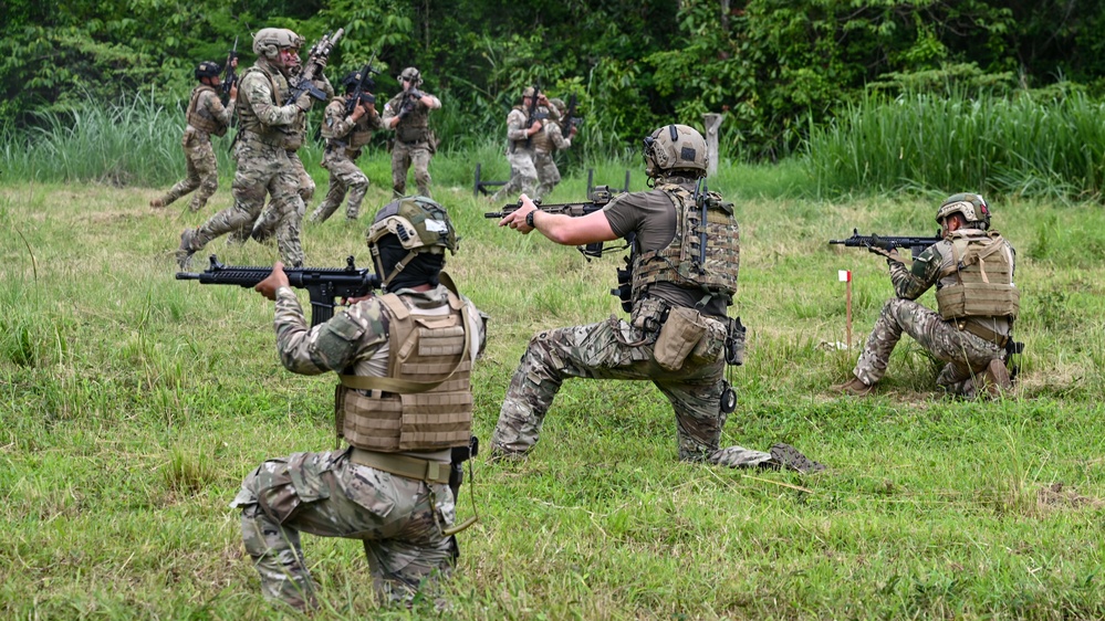 7th Special Forces Group trains with Panamanian security personnel