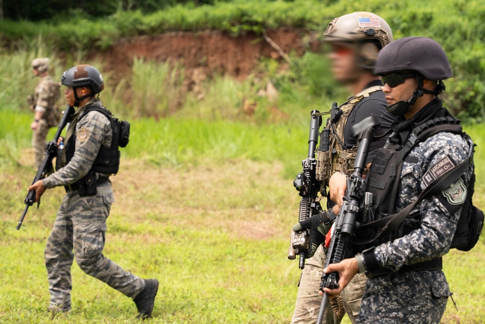 7th Special Forces Group trains with Panamanian security personnel