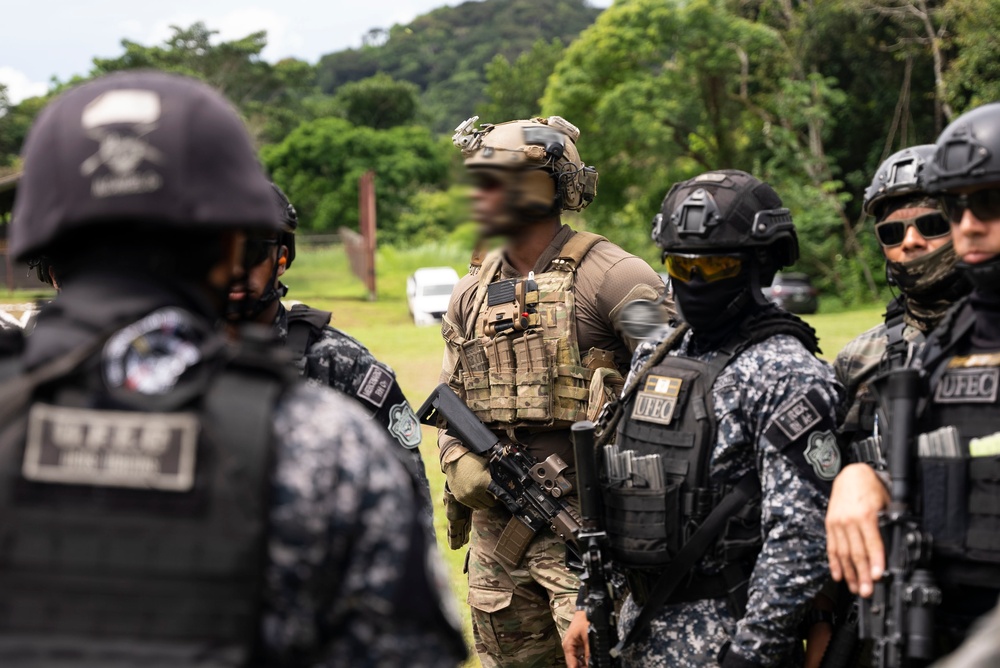 7th Special Forces Group trains with Panamanian security personnel