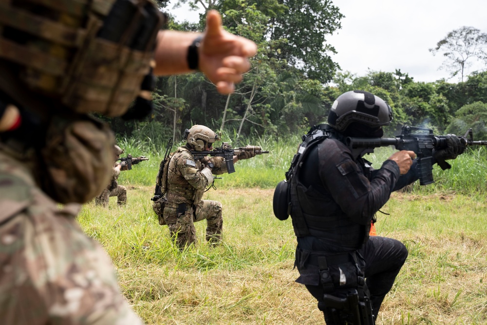 7th Special Forces Group trains with Panamanian security personnel