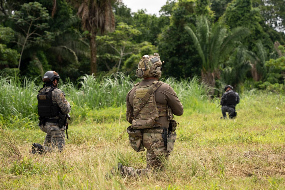 7th Special Forces Group trains with Panamanian security personnel