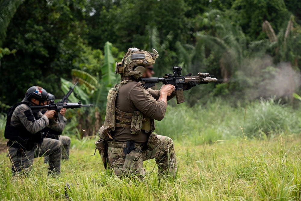 7th Special Forces Group trains with Panamanian security personnel