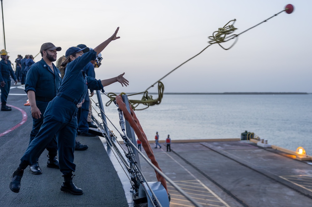 Cole Arrives in GTMO