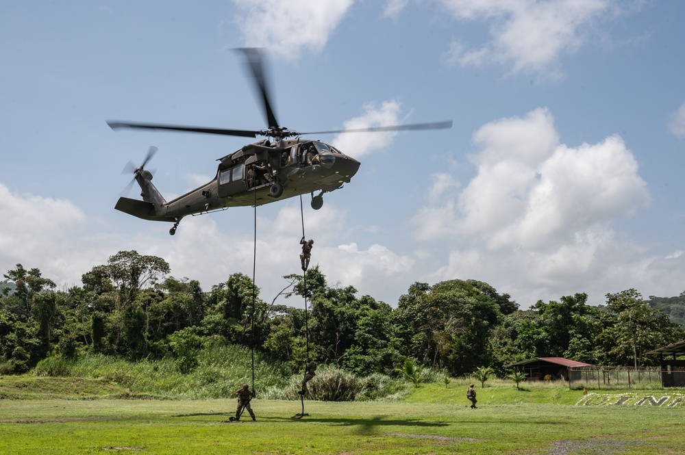 JTF-Bravo supports NSW, Panamanian Special Forces FRIES training during PANAMAX-Alpha PH I