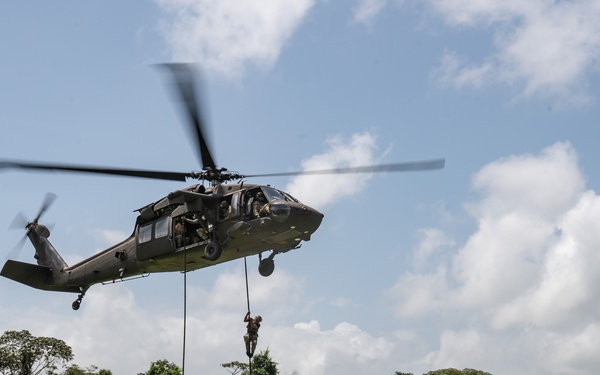 JTF-Bravo supports NSW, Panamanian Special Forces FRIES training during PANAMAX-Alpha PH I