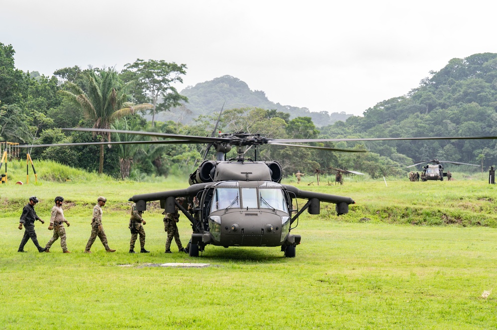 JTF-Bravo supports NSW, Panamanian Special Forces FRIES training during PANAMAX-Alpha PH I