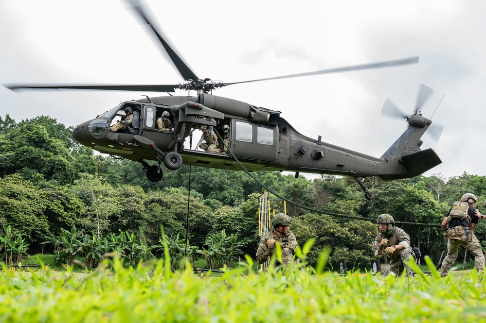 JTF-Bravo supports NSW, Panamanian Special Forces FRIES training during PANAMAX-Alpha PH I