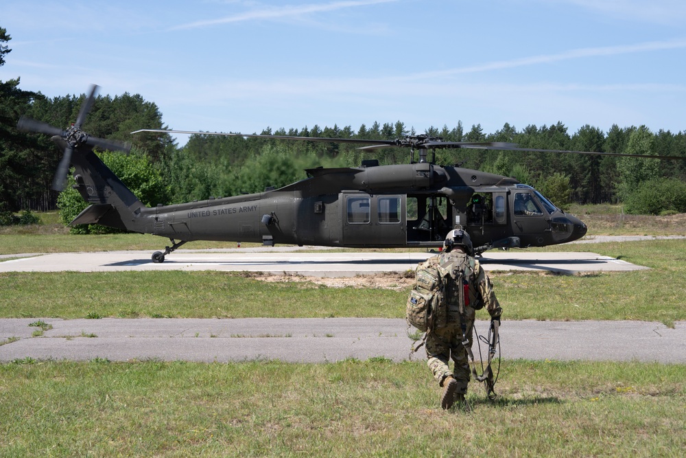 3-501 CAB Black Hawk Crews Sharpen Skills During Aerial Gunnery Qualification