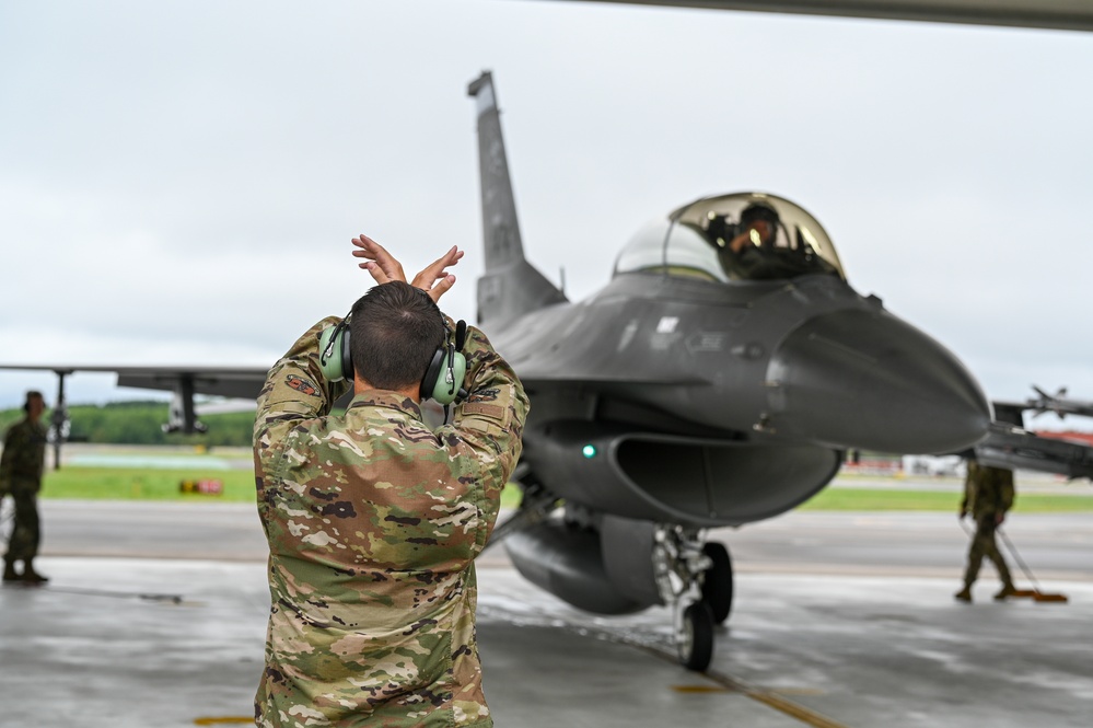 Tactical Aircraft Maintainers Recover an F-16