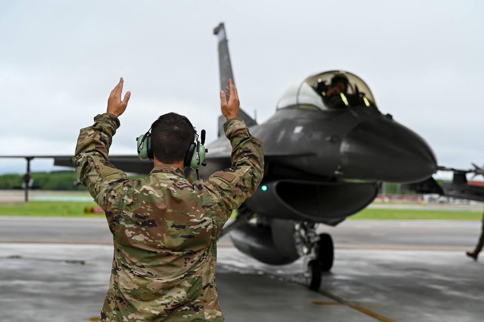 Tactical Aircraft Maintainers Recover an F-16