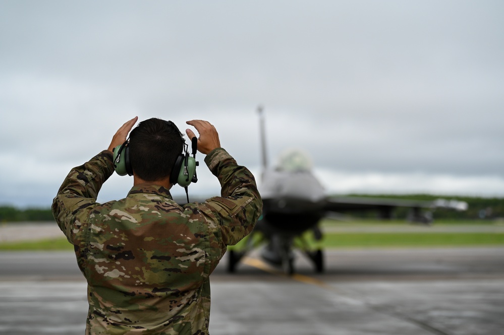 Tactical Aircraft Maintainers Recover an F-16