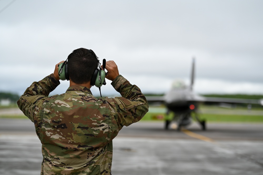 Tactical Aircraft Maintainers Recover an F-16