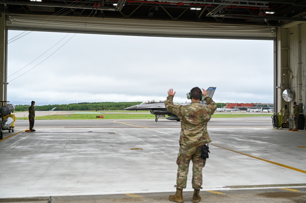 Tactical Aircraft Maintainers Recover an F-16