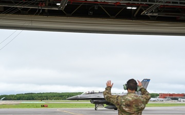Tactical Aircraft Maintainers Recover an F-16